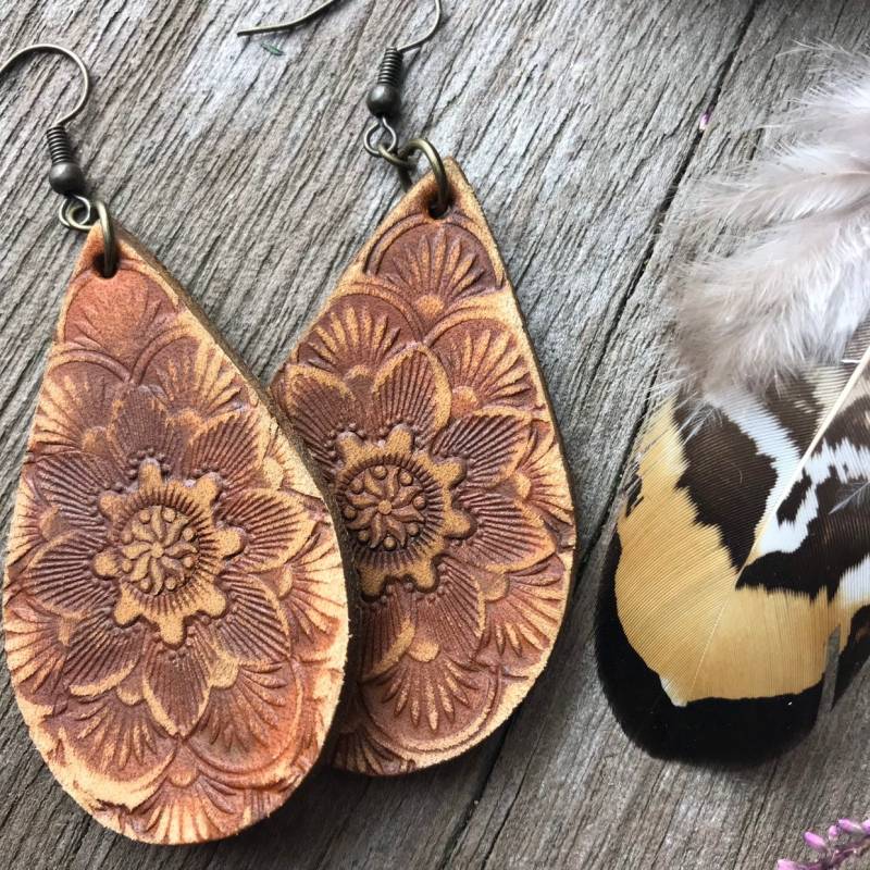 Handwerkzeug Leder Teardrop Ohrringe in Schokolade Braun Rustikale Oberfläche von RedPonyLeatherGoods