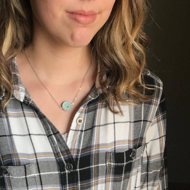 Beton Kreis Mit Türkis Getönt Auf Edelstahl Kette, Natürlich, Boho, Minimalist Layering Halskette Beton Kreis Mit Türkis Getönt Auf Edelstahl Kette, Natürlich, Boho, Minimalist Layering Halskette von RedShedDesignsShop