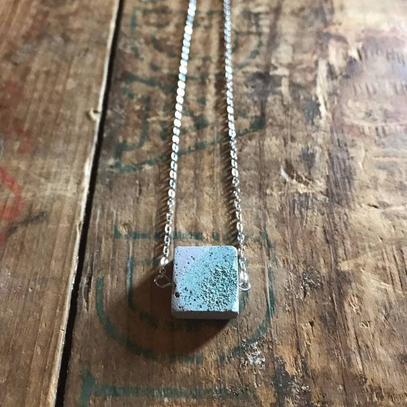 Betonquadrat Mit Türkis Getönt Auf Edelstahlkette, Boho, Minimalist Layering Halskette - Einzigartige Kollektion von RedShedDesignsShop
