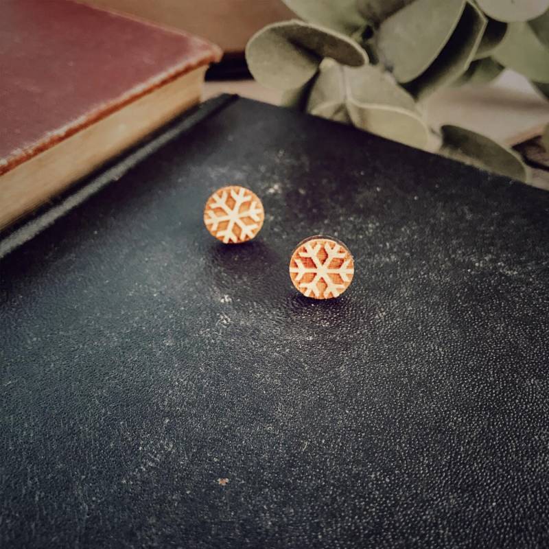 Schneeflocke Birkenholz Rund Ohrstecker, Weihnachten/Weihnachten von RedShedDesignsShop