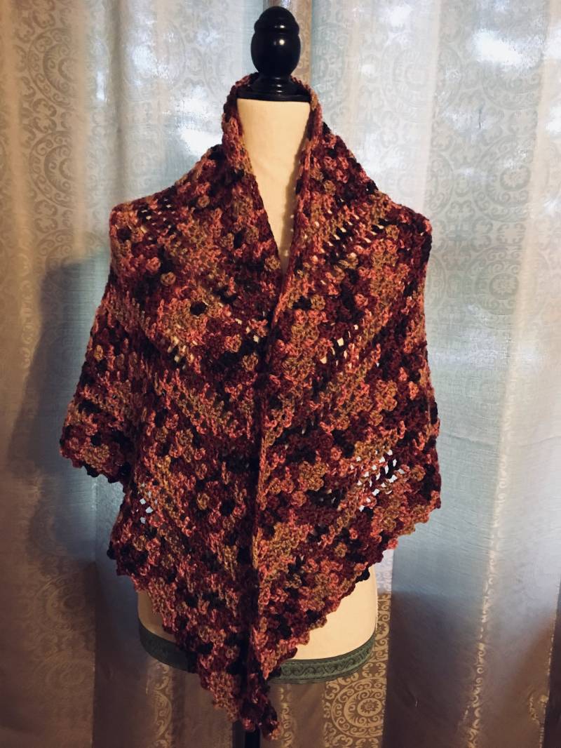 Gehäkelter Schal Aus Mehrfarbigem Acrylgarn Gehäkelter Schal Aus Mehrfarbigem Acrylgarn von RedStarStitches
