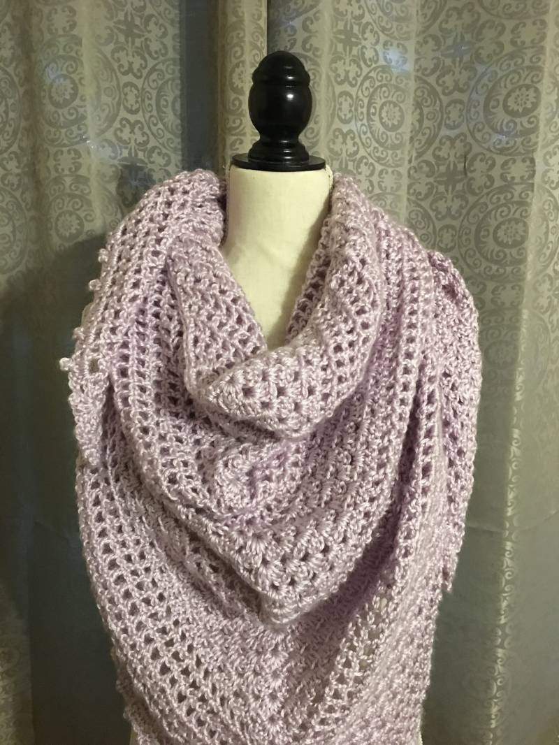 Lilac Häkel-Wrap Acryl-Schal Lilac Häkel-Wrap Acryl-Schal von RedStarStitches