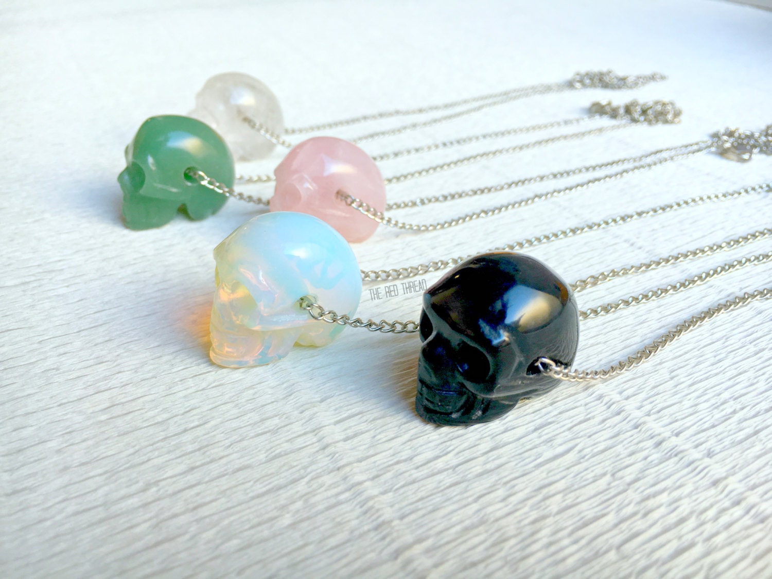 Kristallschädel Halskette - Calvera Anhänger Totenkopf Steinschädel Boho Chic Quarzschädel Grunge Mineral Goth Punk von RedThreadStore