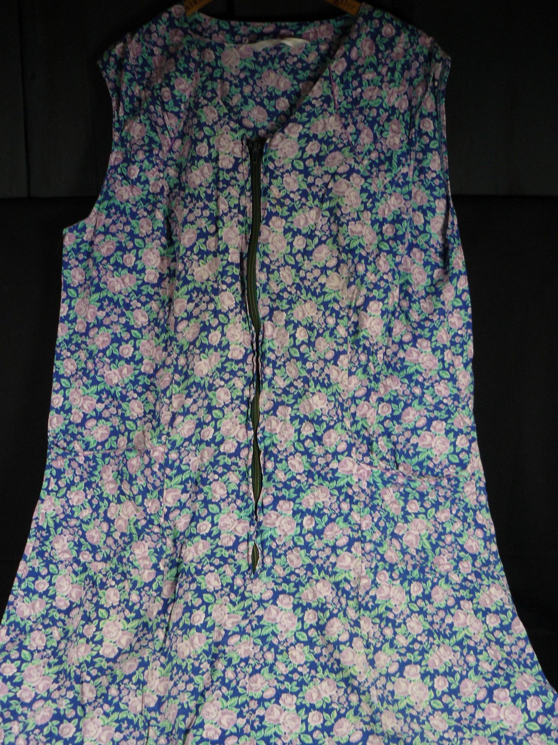 Midcentury Kittel-Schürze Baumwoll Kittelkleid Gr.48 Blau Rosa Geblümt 60Er Jahre von RedTigerRetro