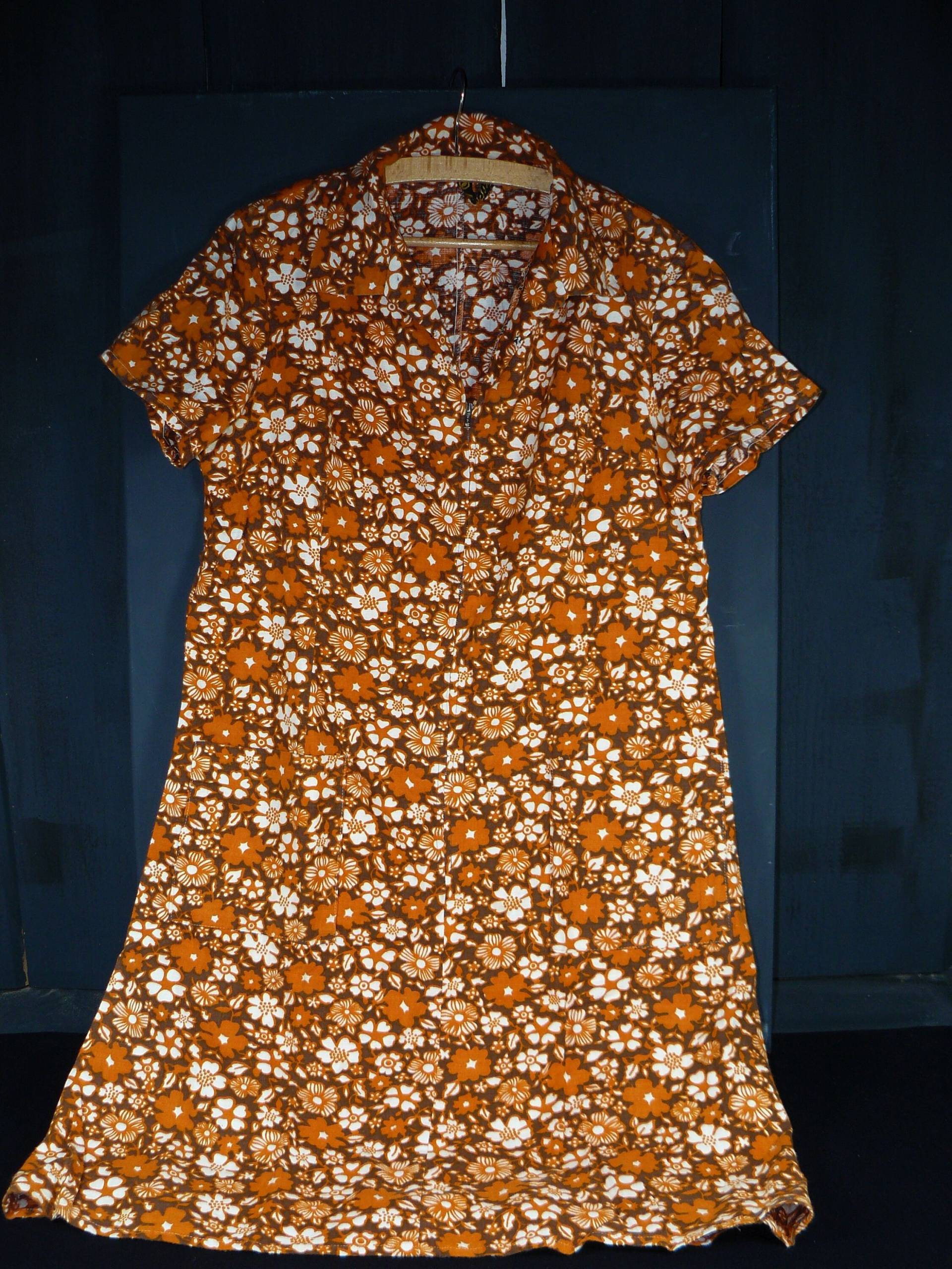 Midcentury Kittel-Schürze Baumwoll Kittelkleid Orange Geblümt 60Er Jahre von RedTigerRetro