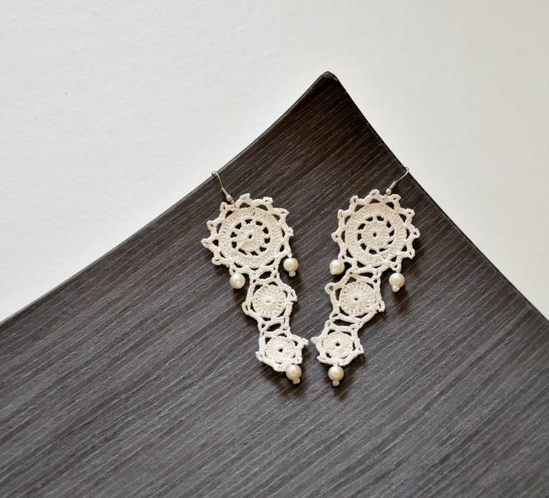 Elfenbein Spitze Baumeln Ohrringe, Perle Häkeln Braut Boho Perlen Schmuck von ReddApple