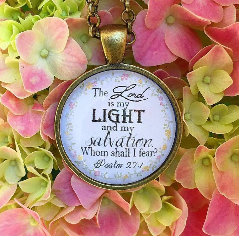 Bibel Vers Anhänger Halskette "Der Herr Ist Mein Licht Und Heil. Wen Soll Ich Fürchten? Psalm 27, 1 " von RedeemedJewelry