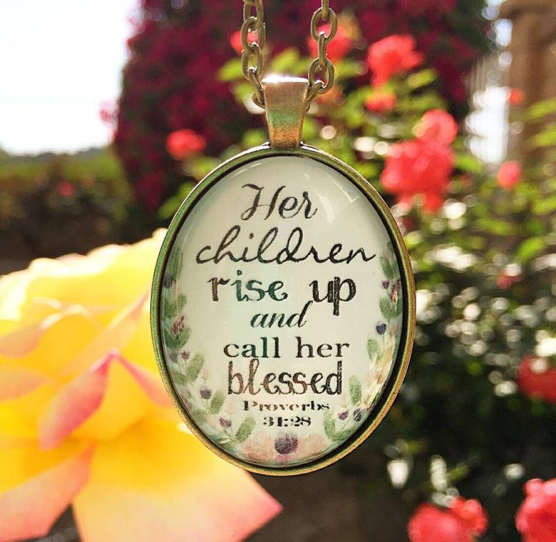 Bibel-Vers-Anhänger-Halskette "Ihre Kinder Erheben Sich Und Nennen Sie Gesegnet. Sprüche 3128" von RedeemedJewelry