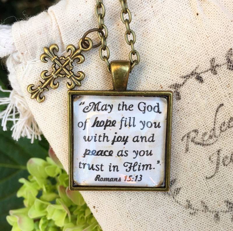Bibel-Vers-Halskette Können"Den Gott Der Hoffnung Füllen Sie Mit Freude Und Frieden Als Ihm Vertrauen. Römer 1513 " von RedeemedJewelry