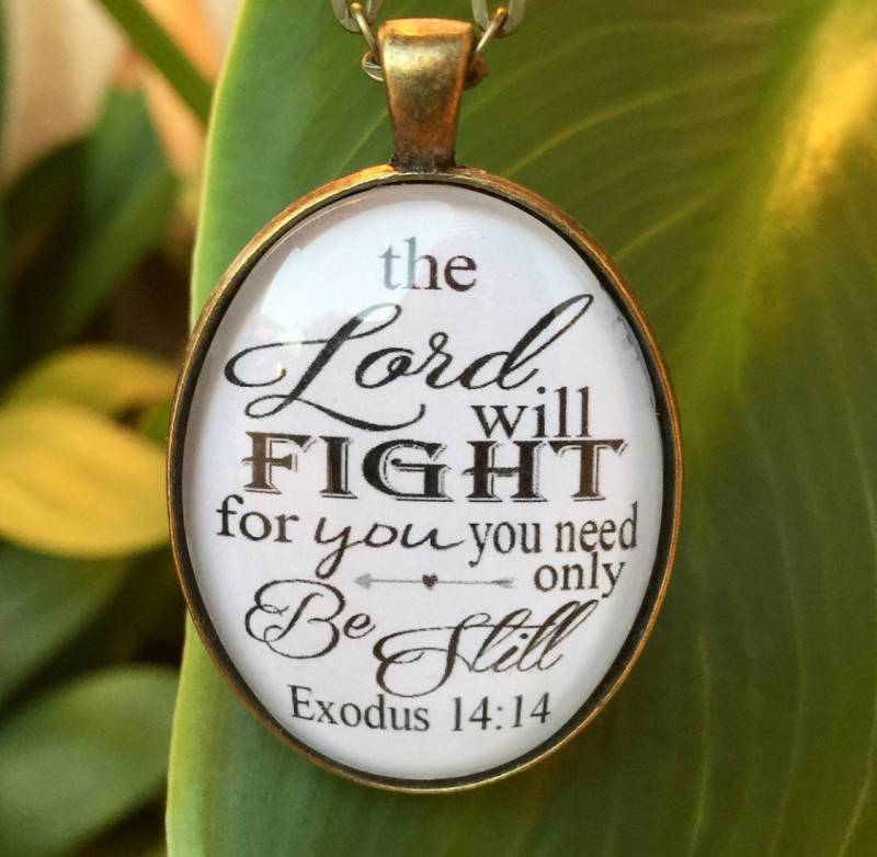 Bibelvers Anhänger Halskette "Der Herr Wird Für Dich Kämpfen, Du Brauchst Nur Noch Sein. Auszug 1414" von RedeemedJewelry