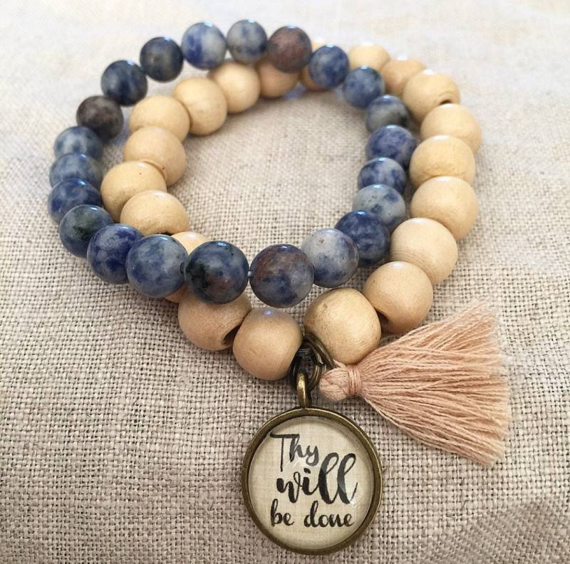 Dein Wille Geschehe, Weiße Holz-Perlen-Armband Stapeln von RedeemedJewelry