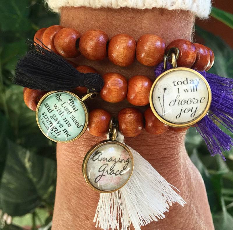 Dunkle Holz Schrift Quaste Armband von RedeemedJewelry