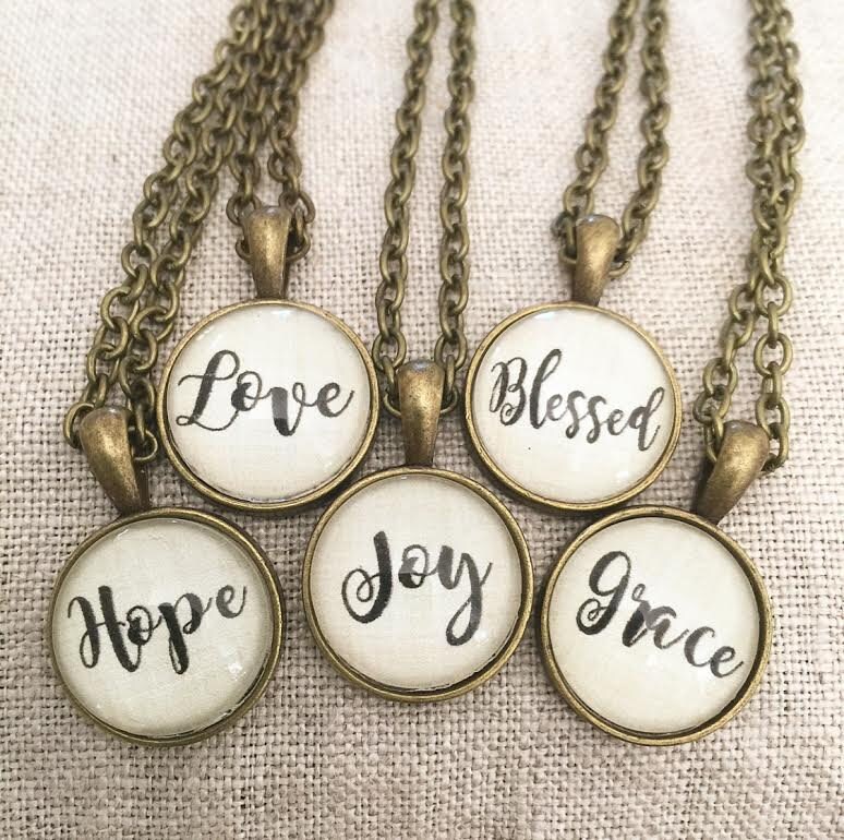 Ein Wort Mini Anhänger von RedeemedJewelry