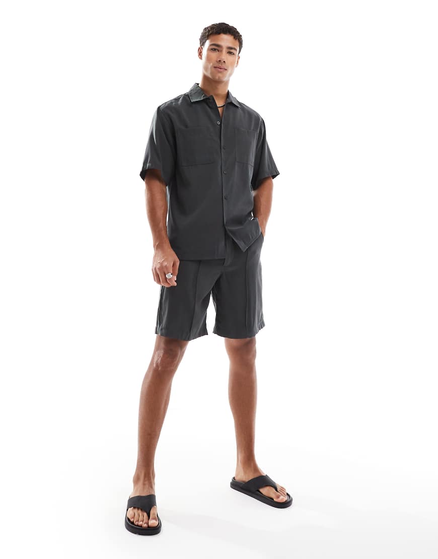 Redefined Rebel - Elegante Shorts mit Nahtdetails in Grau Redefined Rebel - Elegante Shorts mit Nahtdetails in Grau von Redefined Rebel