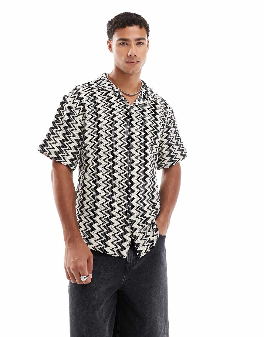 Redefined Rebel - Gerade geschnittenes Häkelhemd mit Zickzackmuster in Schwarz-Weiß-Bunt Redefined Rebel - Gerade geschnittenes Häkelhemd mit Zickzackmuster in Schwarz-Weiß-Bunt von Redefined Rebel