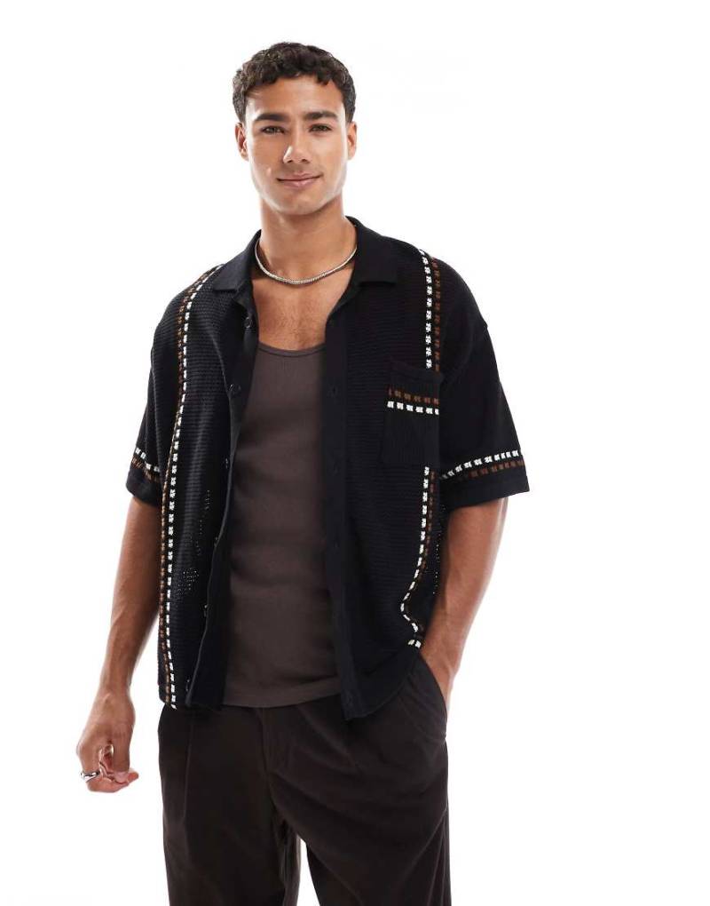 Redefined Rebel - Gerade geschnittenes Strickhemd in Schwarz mit Kontrastdetails von Redefined Rebel