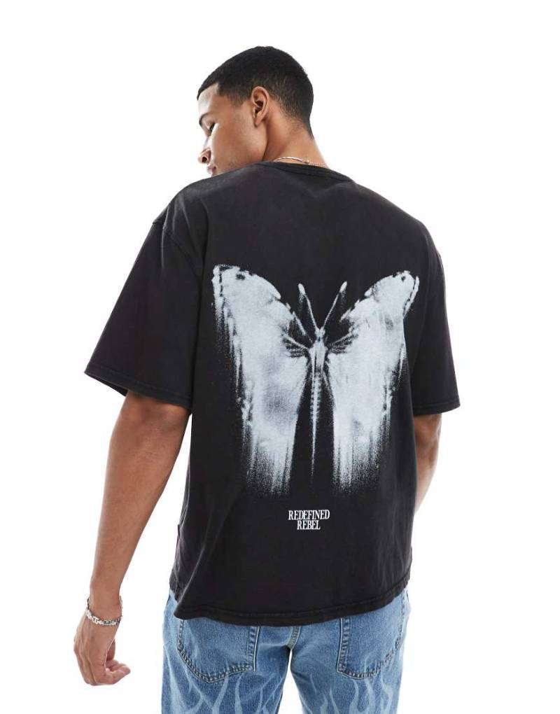 Redefined Rebel - Oversize-T-Shirt in verwaschenem Schwarz mit Motiv auf dem Rücken von Redefined Rebel