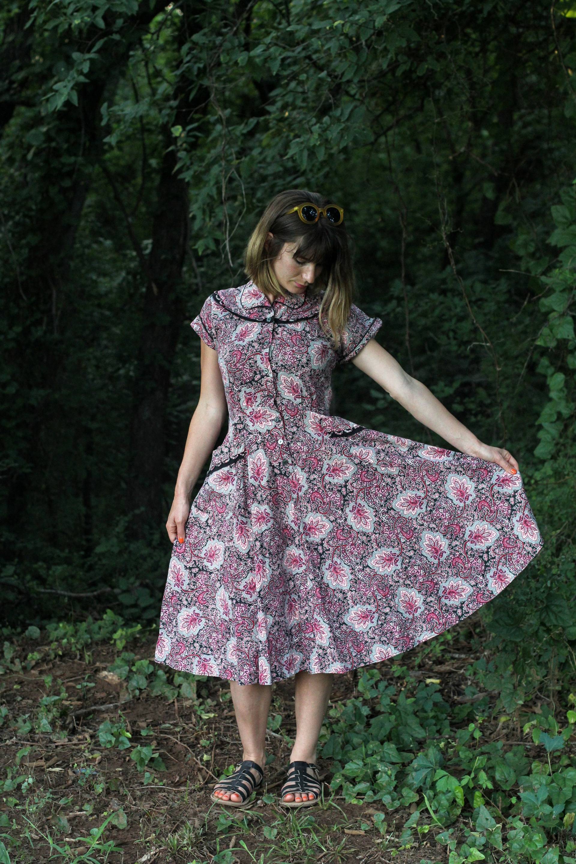 Vintage Paisley Handmade Kleid in Pink Und Schwarz, Small Vintage Paisley Handmade Kleid in Pink Und Schwarz, Small von RediscoveredRoots