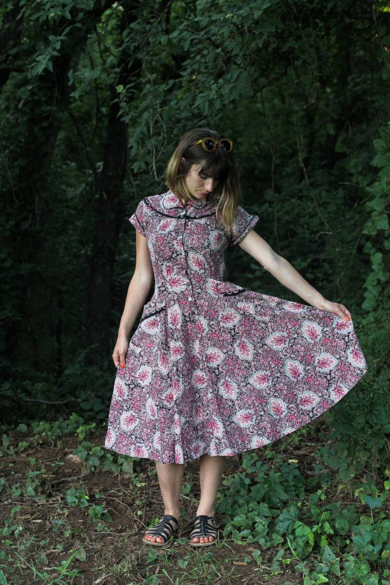 Vintage Paisley Handmade Kleid in Pink Und Schwarz, Small Vintage Paisley Handmade Kleid in Pink Und Schwarz, Small von RediscoveredRoots