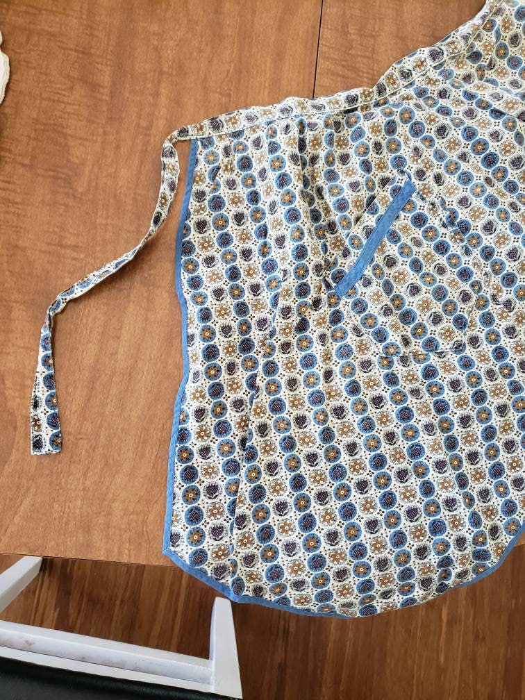 Vintage Taillenschürze in Blau Und Weiß Mit Tasche Vintage Taillenschürze in Blau Und Weiß Mit Tasche von RediscoveredRoots