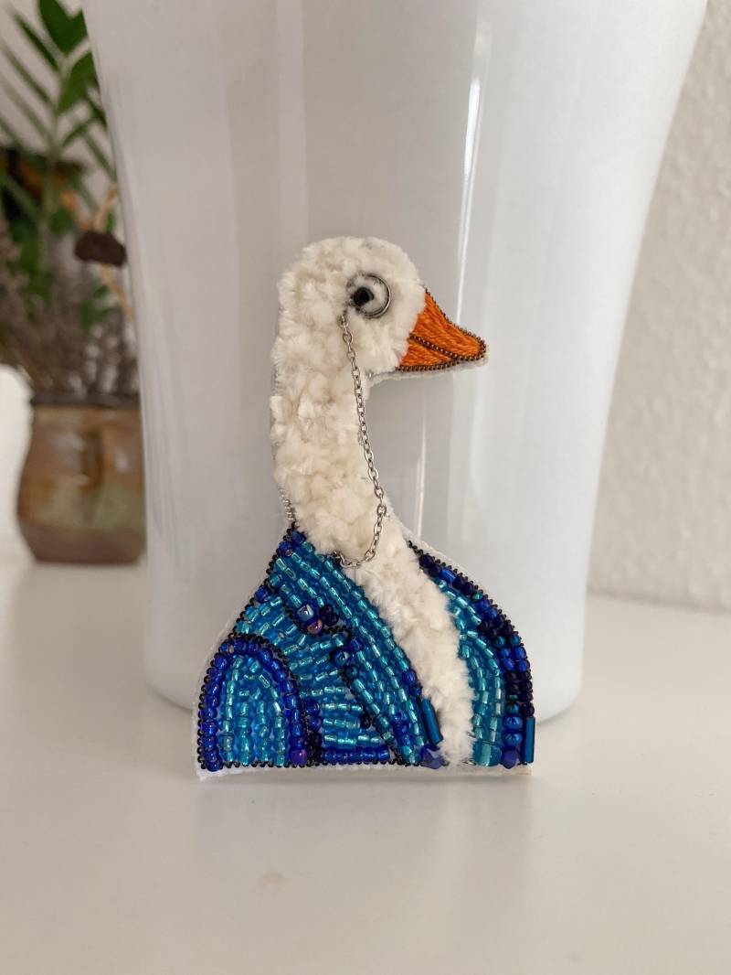 Elegante Brosche Gans in Hemd Handgemacht Elegante Brosche Gans in Hemd Handgemacht von RedketJewellery