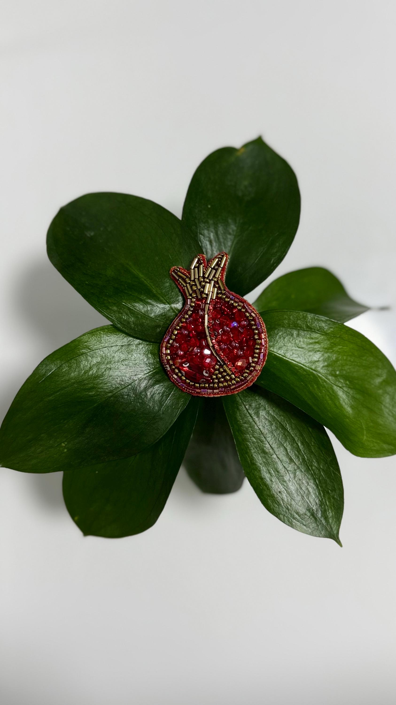 Granatapfel Schöne Handgemachte Brosche Aus Glasperlen Granatapfel Schöne Handgemachte Brosche Aus Glasperlen von RedketJewellery