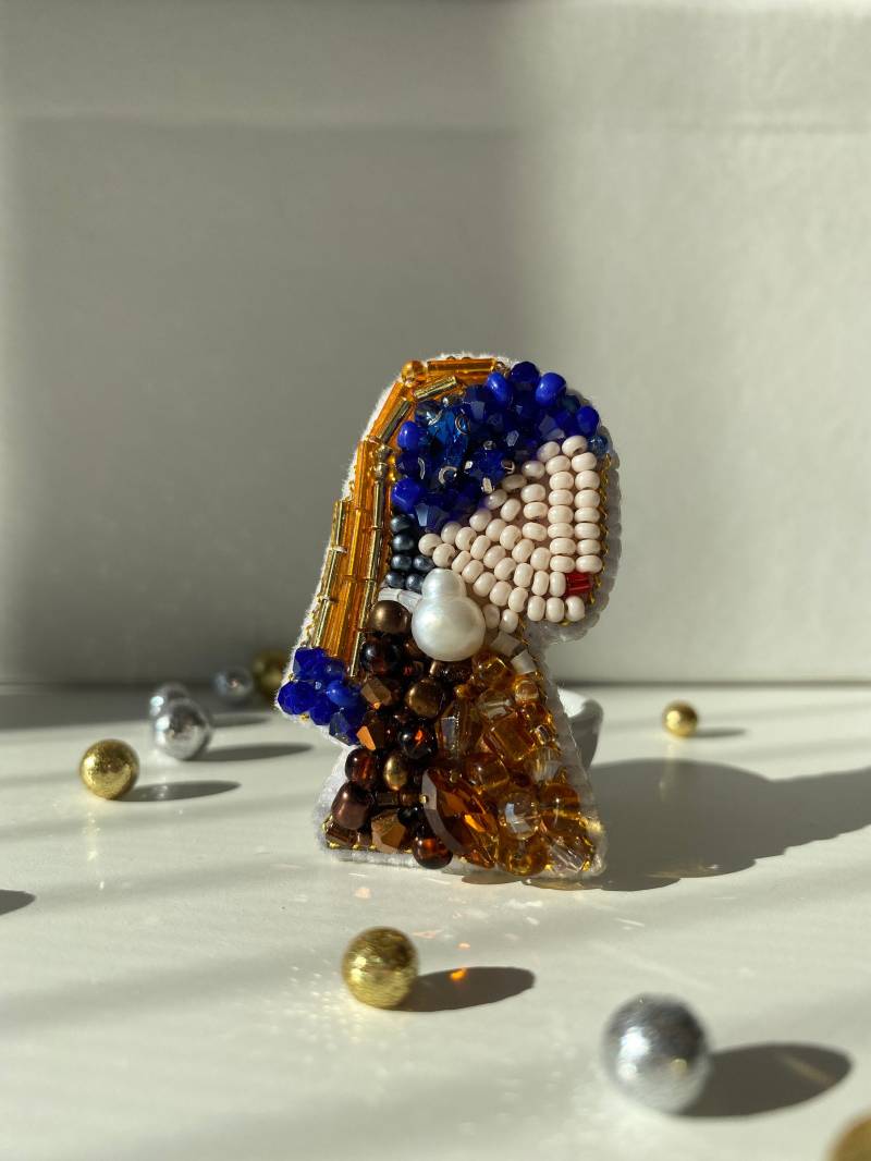 Handgefertigte Brosche Aus Perlen Jan Vermeer Mädchen Mit Dem Perlenohrring von RedketJewellery