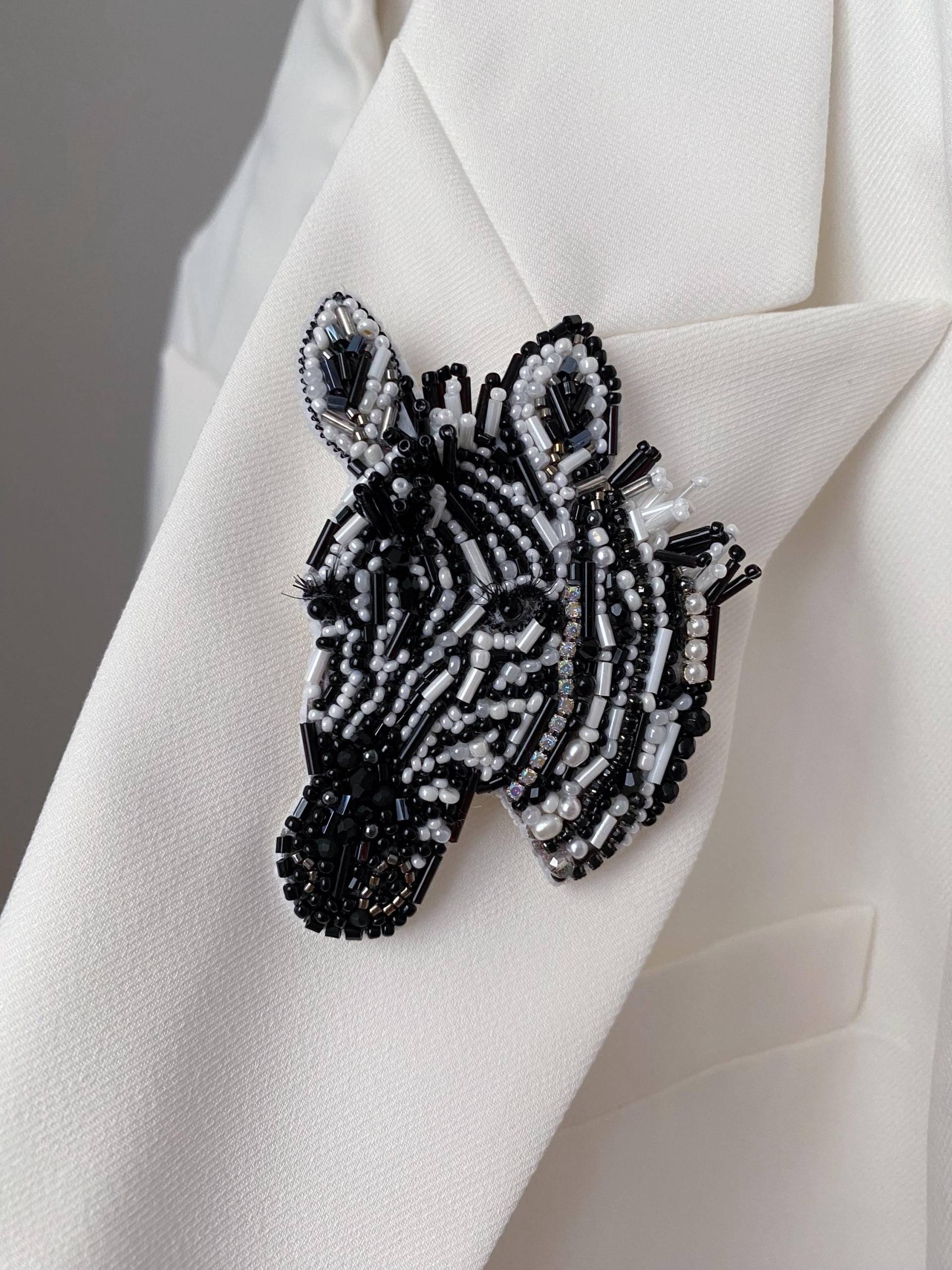 Handgefertigte Perlen Schwarz-Weisse Brosche Zebra Handgefertigte Perlen Schwarz-Weisse Brosche Zebra von RedketJewellery