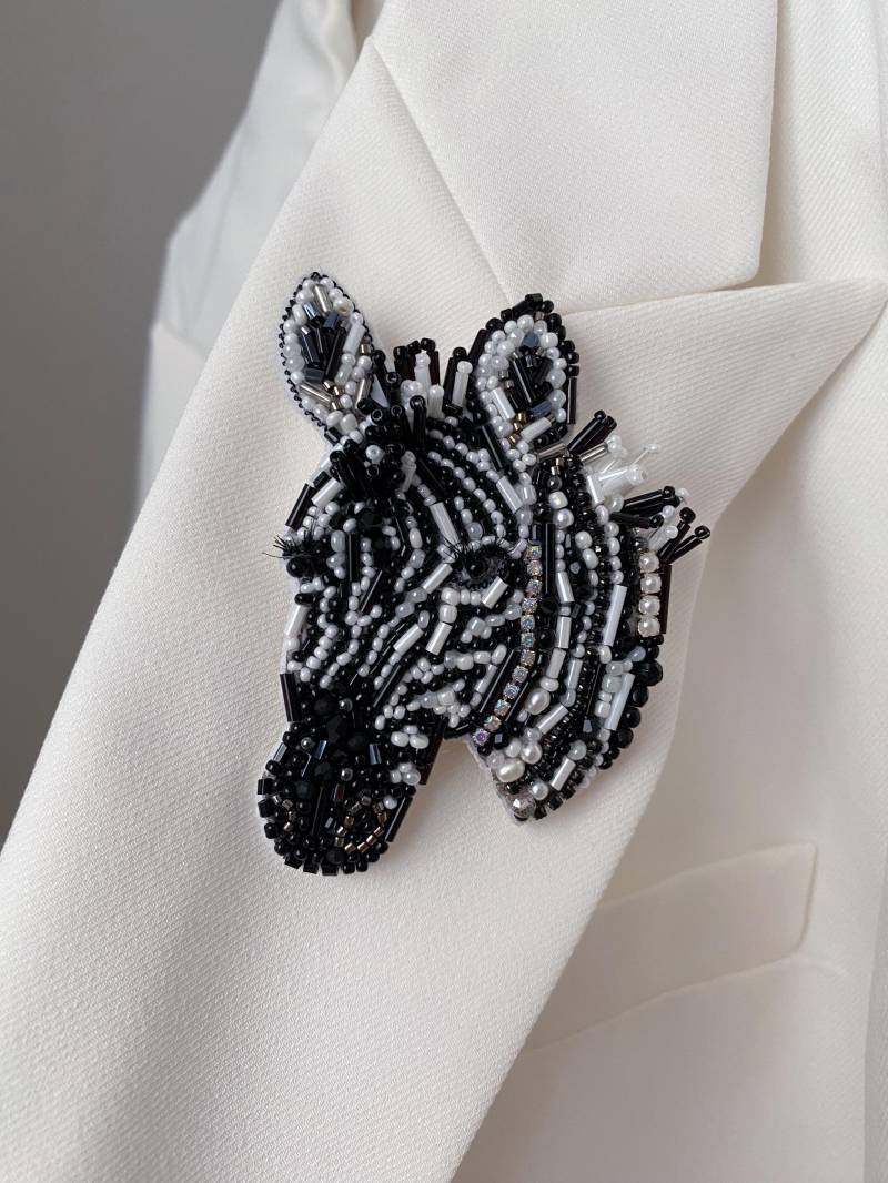 Handgefertigte Perlen Schwarz-Weisse Brosche Zebra Handgefertigte Perlen Schwarz-Weisse Brosche Zebra von RedketJewellery
