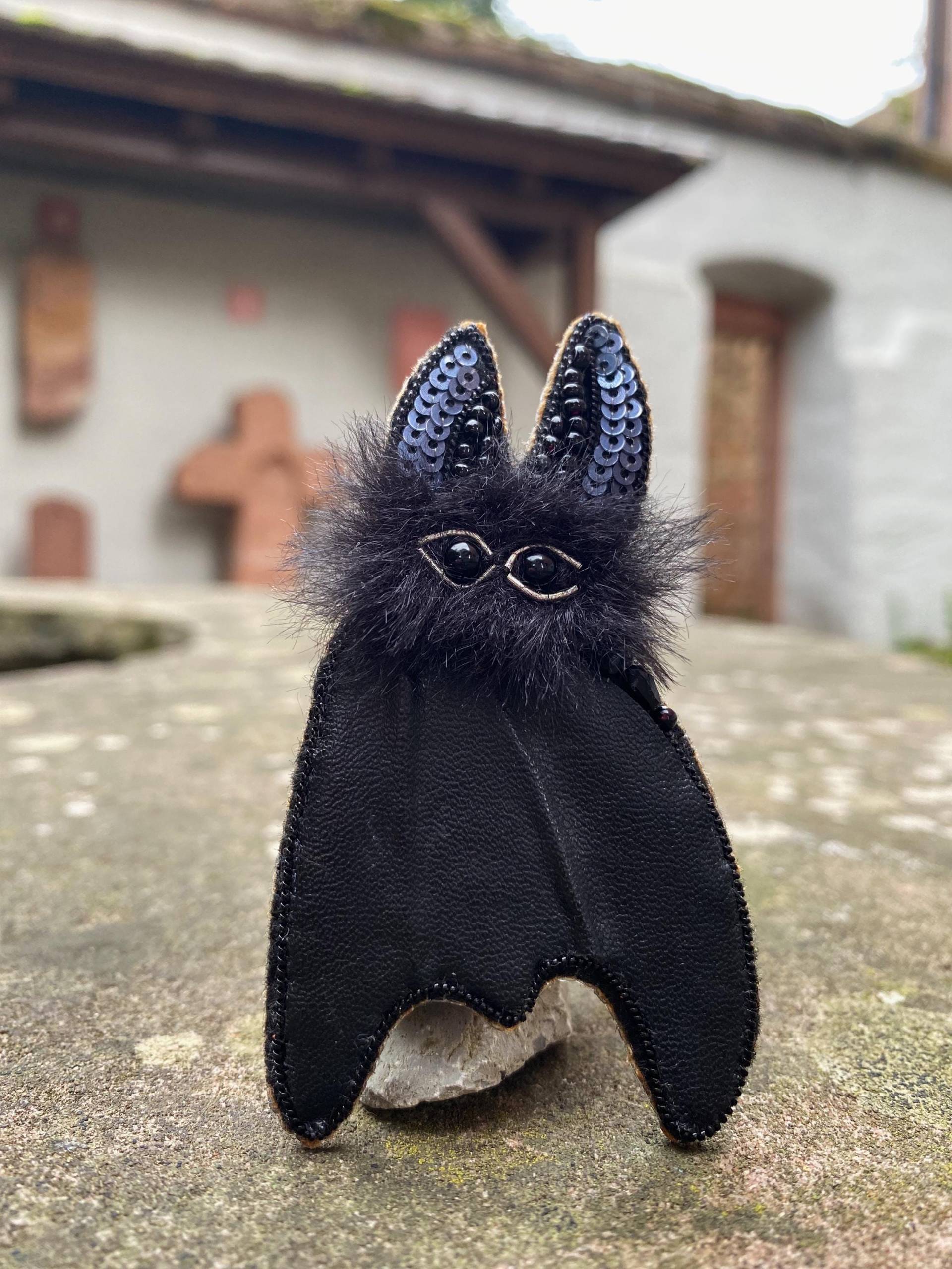 Handgemachte Schwarze Brosche Fledermaus Halloween Handgemachte Schwarze Brosche Fledermaus Halloween von RedketJewellery