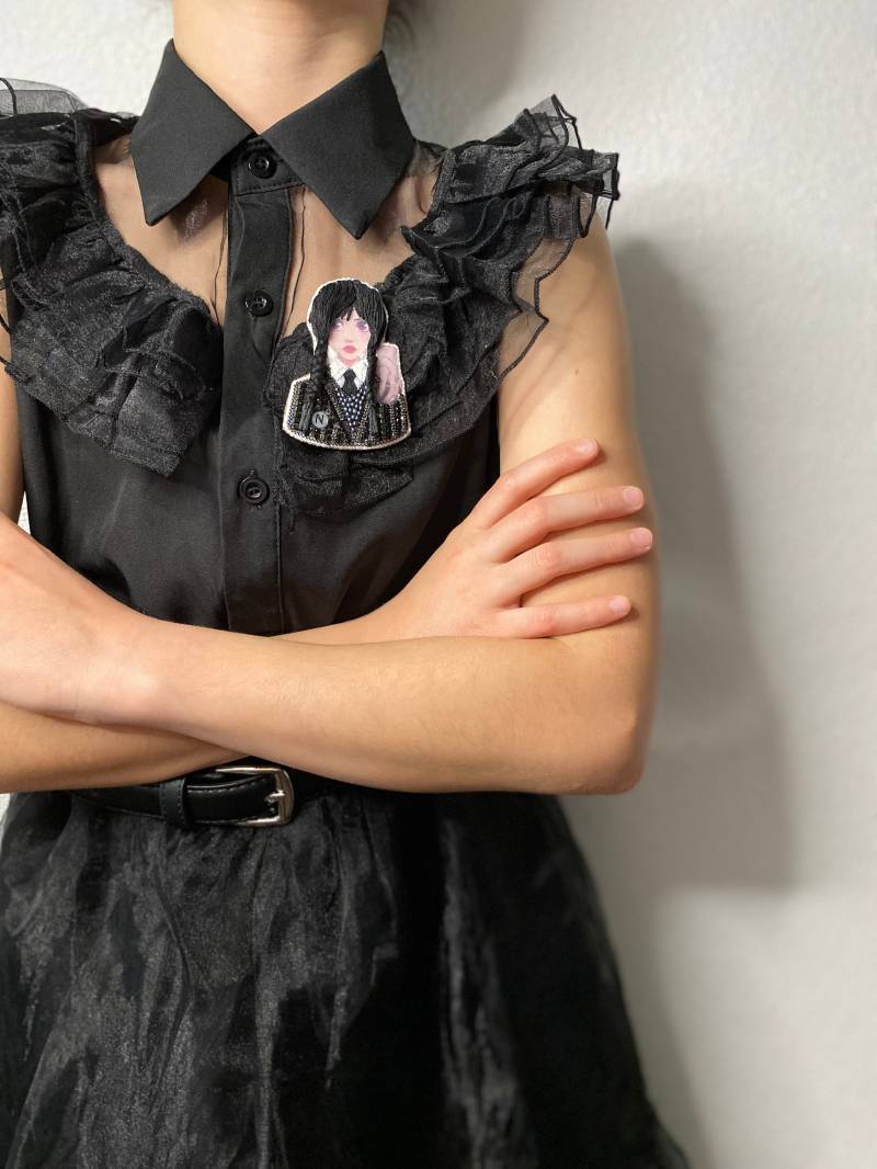 Handgemachte Schwarze Brosche Wednesday Addams Halloween Handgemachte Schwarze Brosche Wednesday Addams Halloween von RedketJewellery