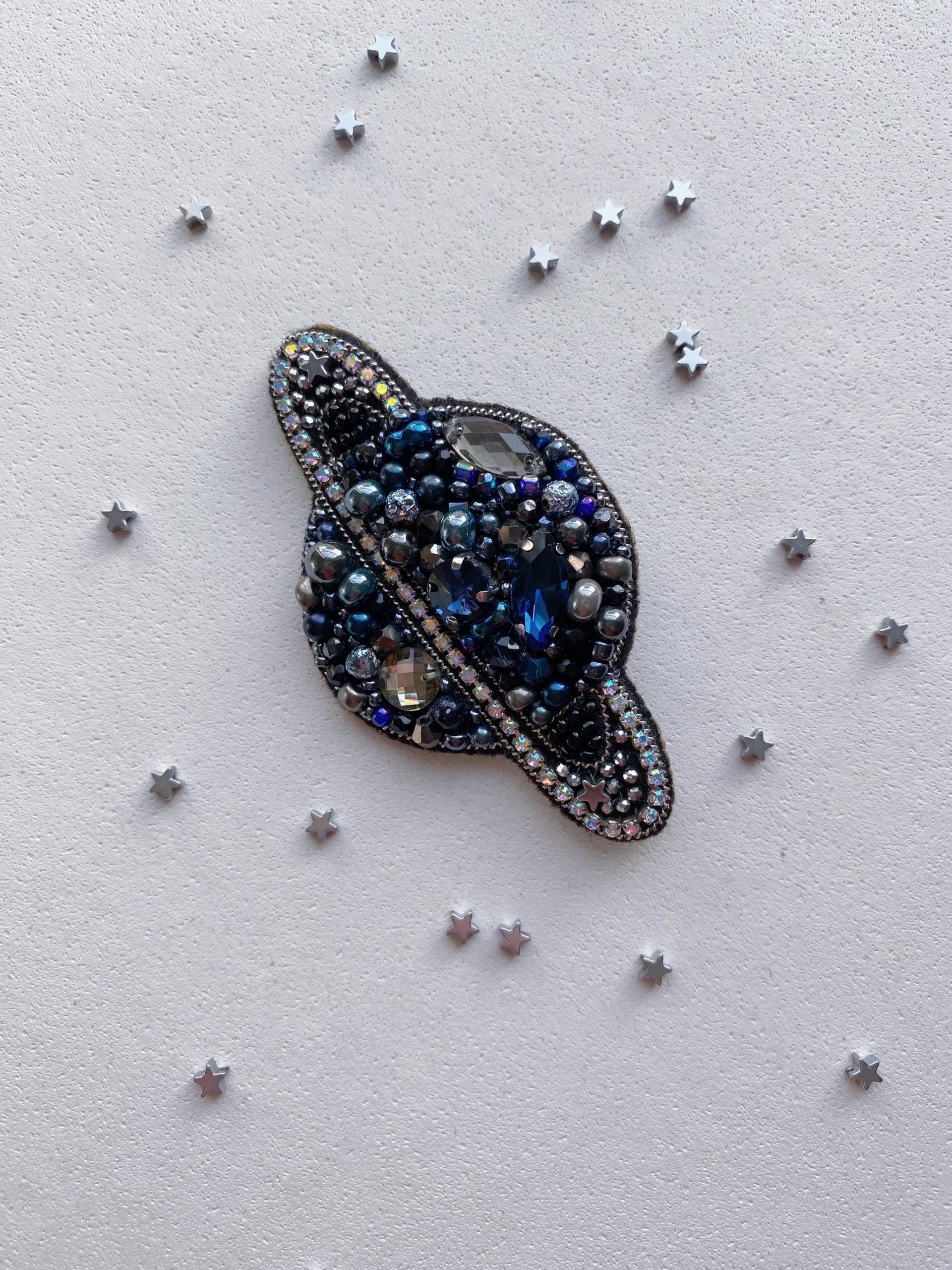 Moderne Handgefertigte Brosche Planet Universum Moderne Handgefertigte Brosche Planet Universum von RedketJewellery
