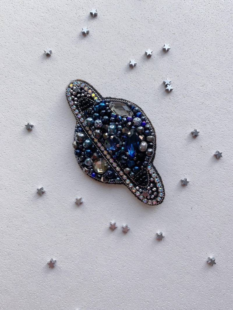 Moderne Handgefertigte Brosche Planet Universum Moderne Handgefertigte Brosche Planet Universum von RedketJewellery