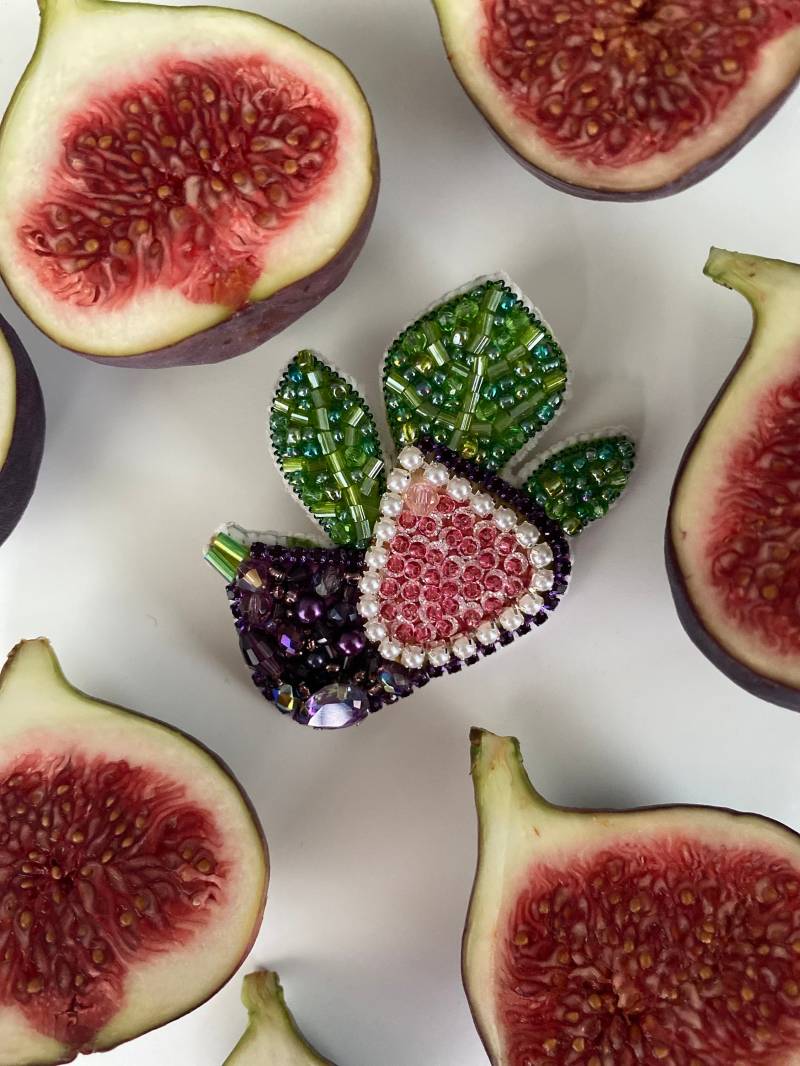Handmade Purple Fig Brooch, Beaded Fruit Jewelry Pin, Sparkling Crystal & Seed Bead Juicy Statement Accessory, Gift For Her von RedketJewellery