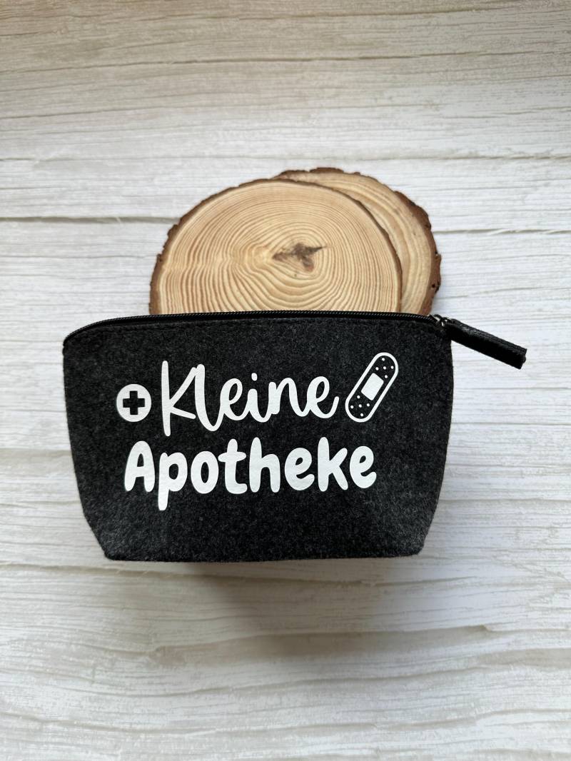 Kleine Apotheke Kosmetiktasche Filz Reiseapotheke Medizintasche Notfalltasche Reise Medikamententasche Personalisiert Urlaubsessentials Kleine Apotheke Kosmetiktasche Filz Reiseapotheke Medizintasche Notfalltasche Reise Medikamententasche Personalisiert Urlaubsessentials von RedlineCraftsShop