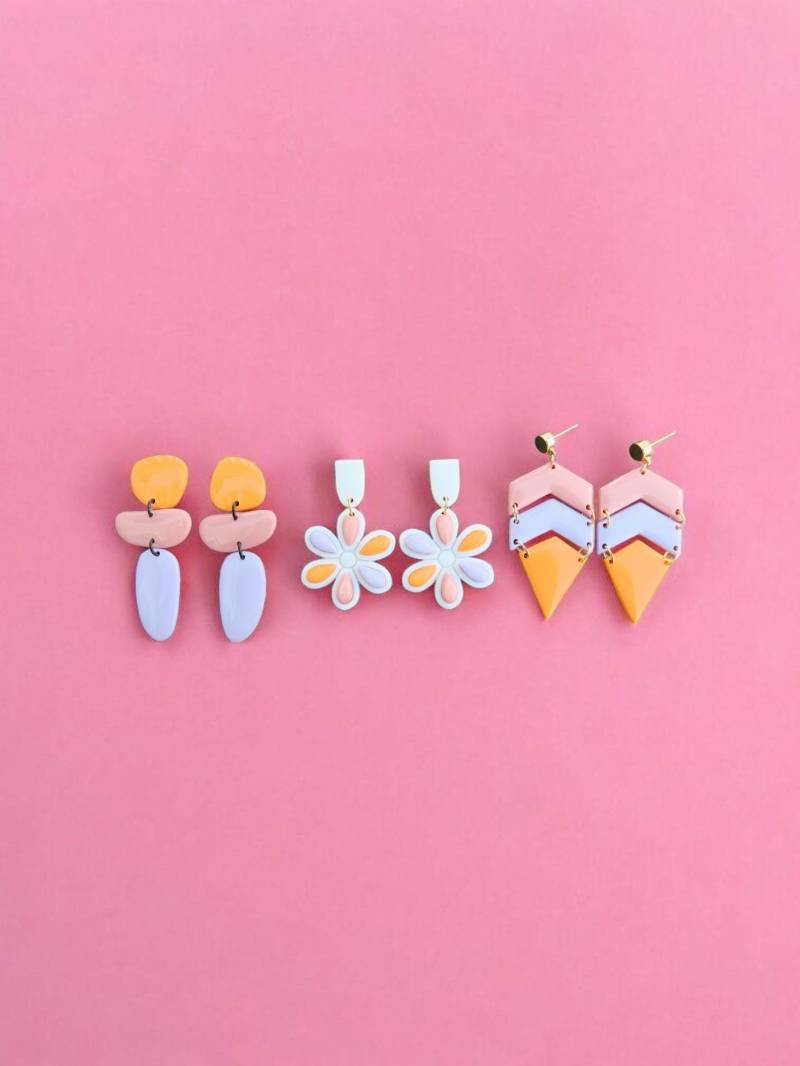 Pastellfarbene Polymer Clay Hängeohrringe in Rosa, Flieder Und Neonorange Blumenform, Chevron, Pebbles Kieselstein-Design Frühlingsschmuck von RedmountainEarrings