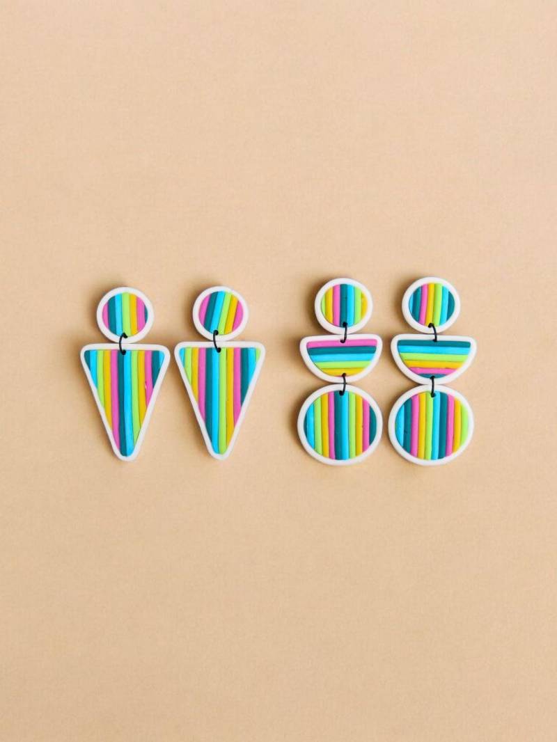 Pop Art Comic Bunte Polymer-Clay Hängeohrringe Weiße Kontrastpaspel in Regenbogenfarbe Schnurstruktur Fifties Seventies Eighties Cartoon von RedmountainEarrings