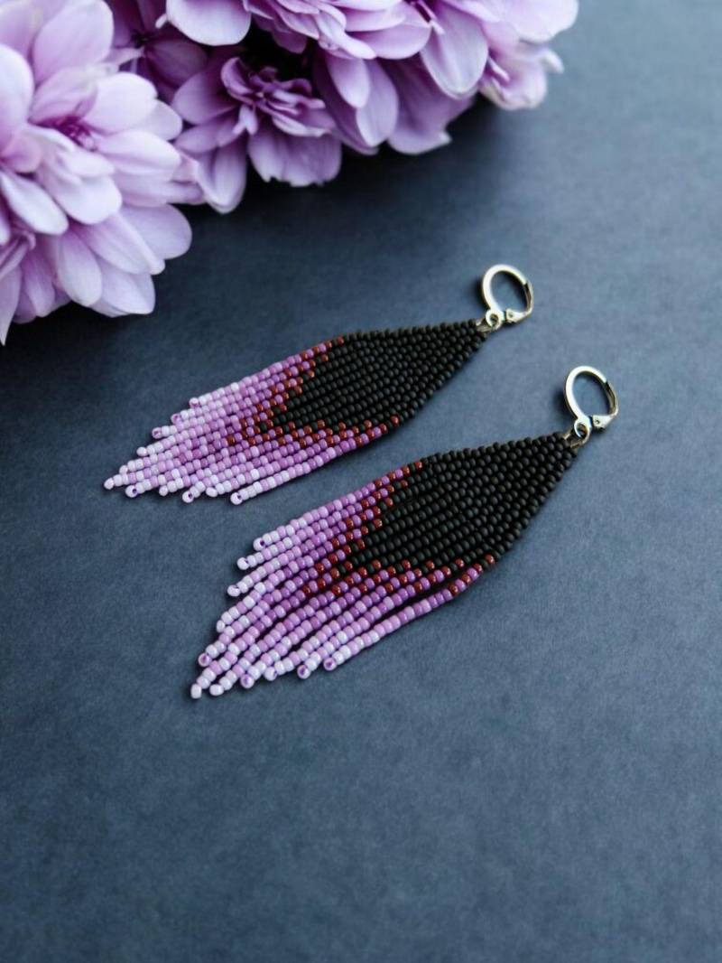 Schwarz Lila Flieder Farbverlauf Gradient Perlenohrringe Fransenohrringe Hängeohrringe Mit Gewebtem Oberteil Und Kleinen Glasperlen von RedmountainEarrings
