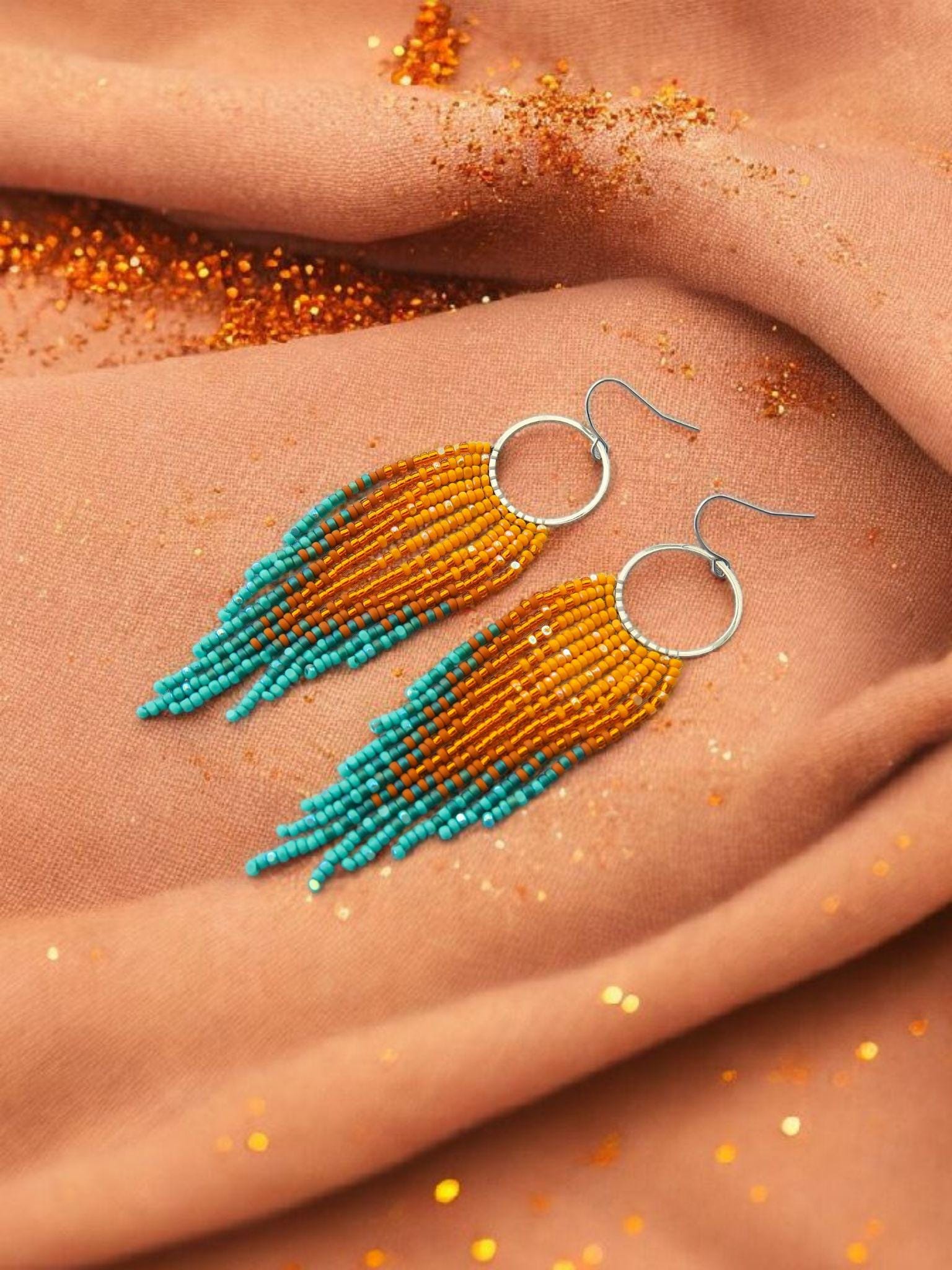 Showgirl Fransenohrringe Perlenohrringe Miyuki Beads An Silbernem Ringverbinder in Glitzerndem Orange Und Funkelndem Teal Mit Farbverlauf Showgirl Fransenohrringe Perlenohrringe Miyuki Beads An Silbernem Ringverbinder in Glitzerndem Orange Und Funkelndem Teal Mit Farbverlauf von RedmountainEarrings