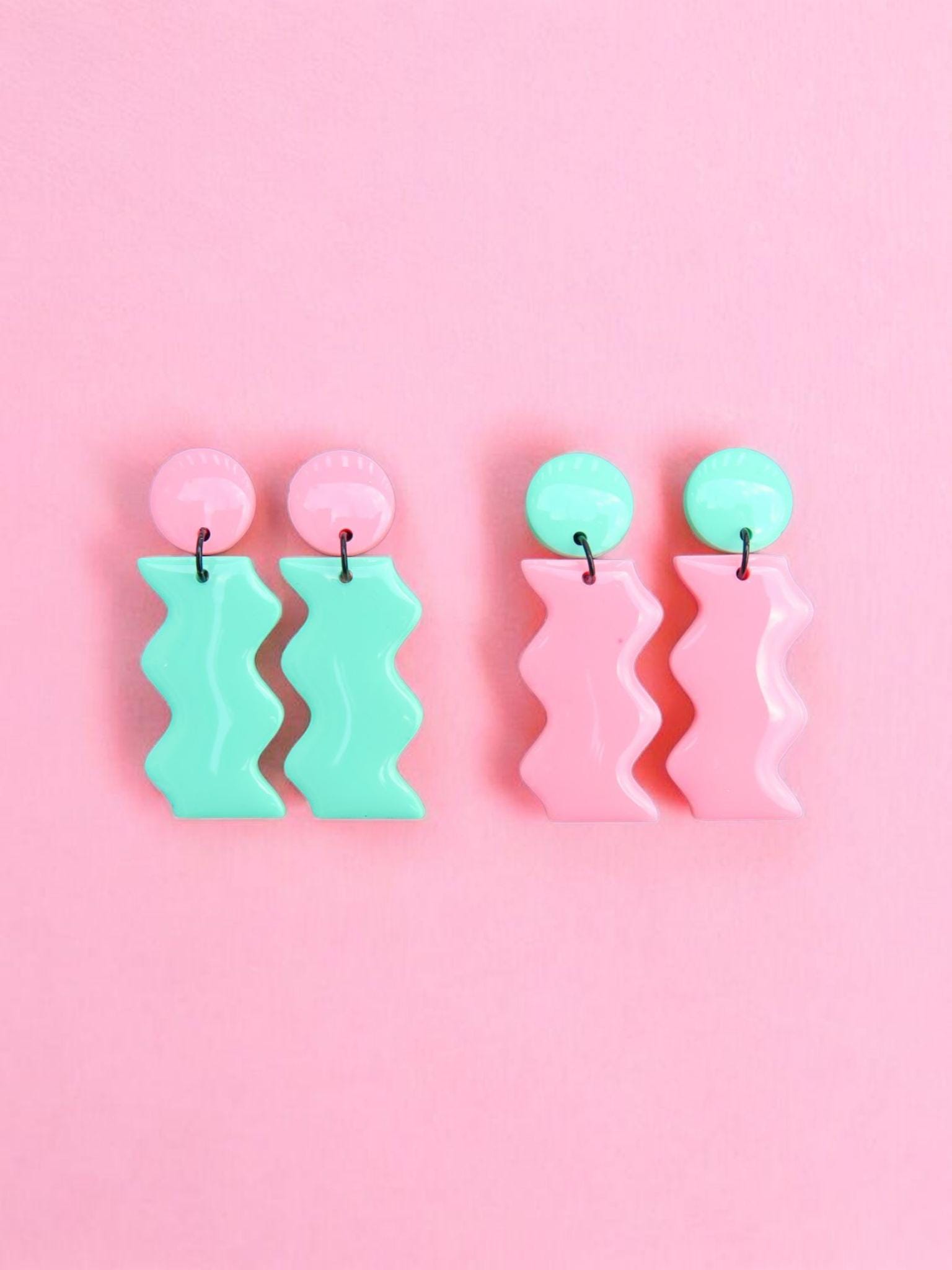 Zickzack Zick-Zack Gezackte Kleine Leichte Hängeohrringe Aus Polymer-Clay in Neon-Pastellfarbigen Rosa Mint Mit Schwarzen Ringen Kontrast Zickzack Zick-Zack Gezackte Kleine Leichte Hängeohrringe Aus Polymer-Clay in Neon-Pastellfarbigen Rosa Mint Mit Schwarzen Ringen Kontrast von RedmountainEarrings