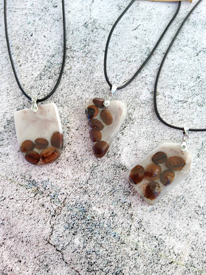 Kaffee Kettenanhänger Aus Epoxidharz - Halskette Mit Resin-Anhänger Echten Kaffeebohnen Kaffee Kettenanhänger Aus Epoxidharz - Halskette Mit Resin-Anhänger Echten Kaffeebohnen von RedsResinKunst
