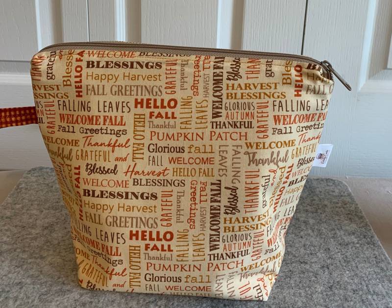 Mittelgroße Projekttasche Fall Words Mit Orange Kariertem Kontrastgriff Und Innentasche von RedsldyCreates