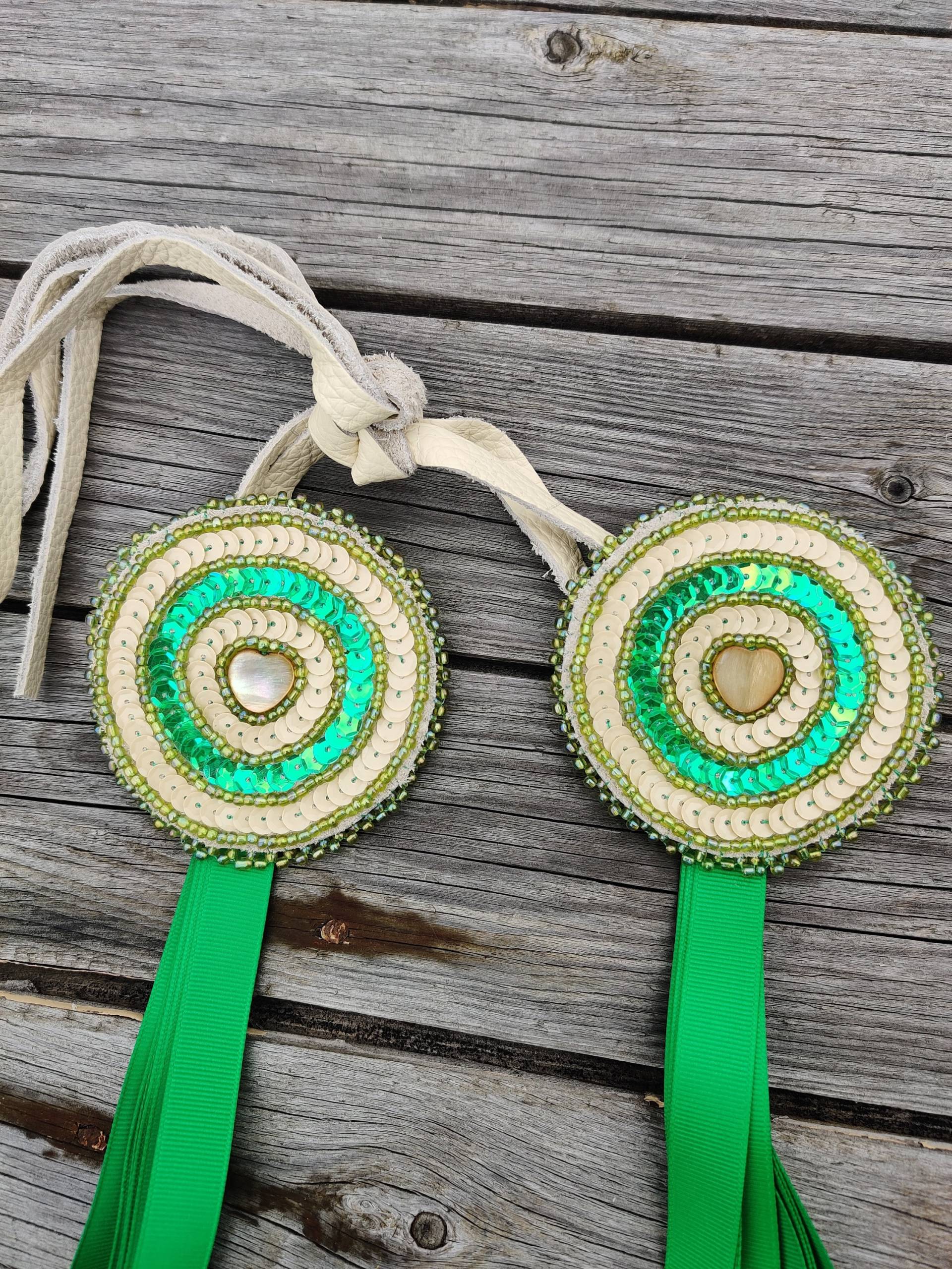 Grüne Powwow Haarspange, Seitentropfen, Pailletten, Haargähnchen, Perlen, Ausgefallenes Tuch, Jingle Dress Dance von Redstartradingpost