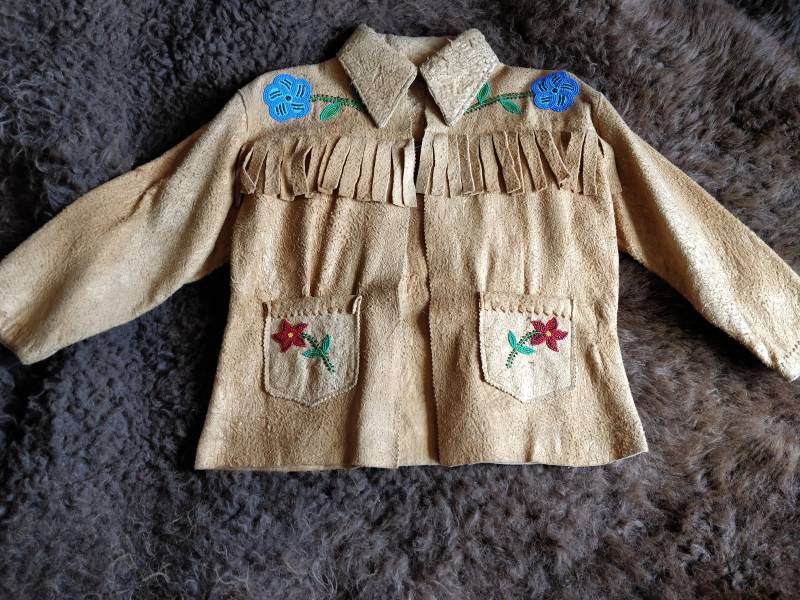 Kinder Größe Cree Elch Verstecken Jacke, Ca 1940-70, Native Gegerbt, Perlen Kleid von Redstartradingpost