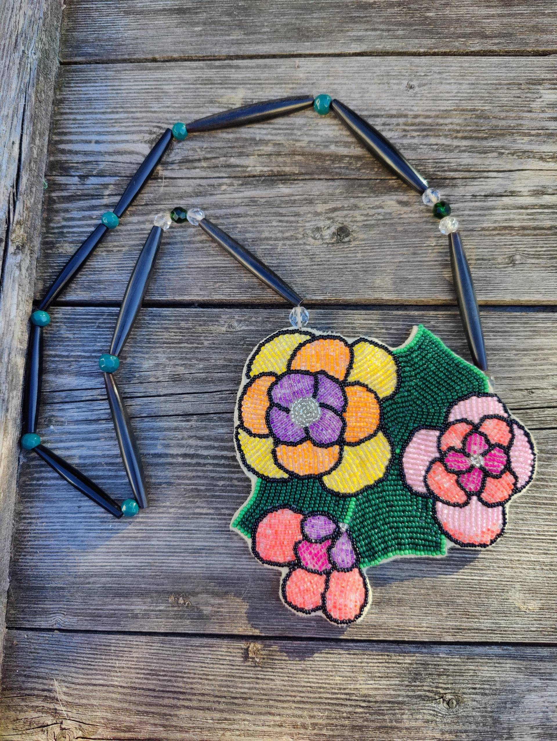 Perlenkette Mit Blumen von Redstartradingpost