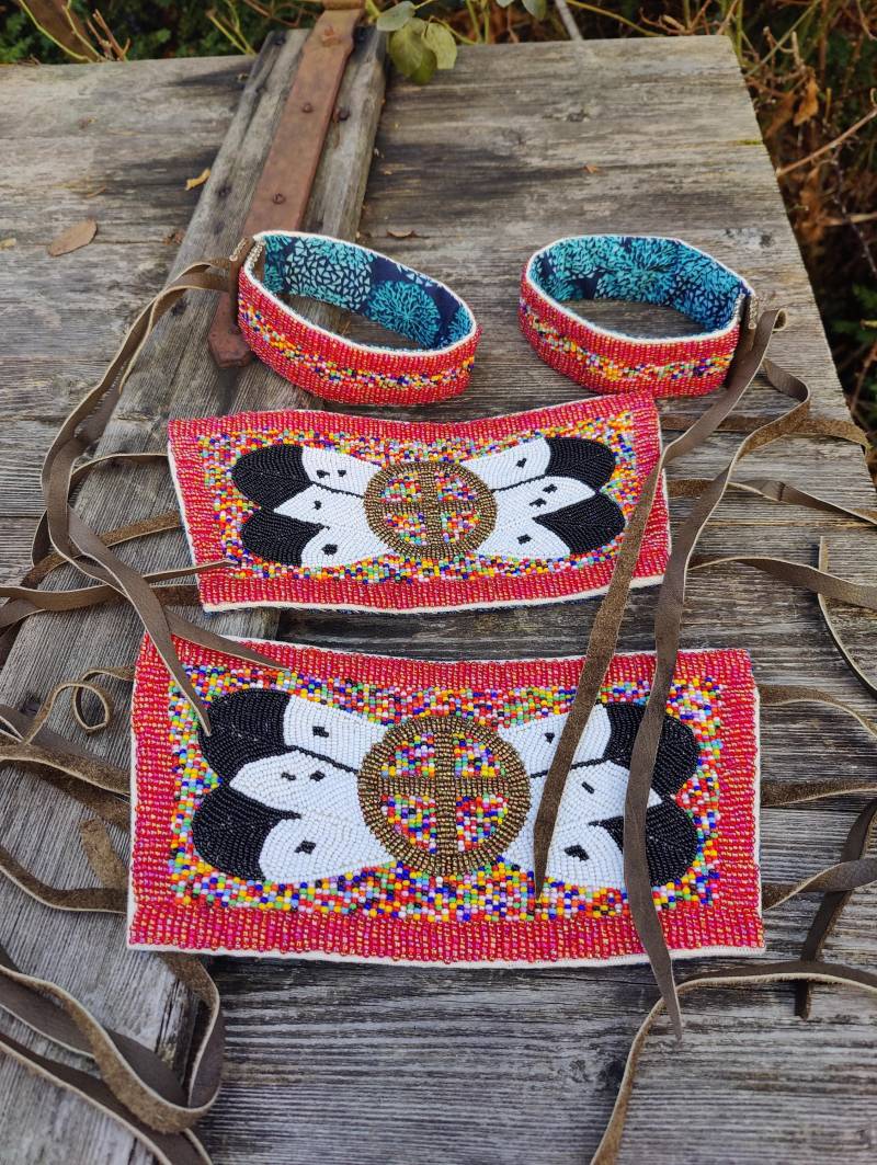 Woodland Style Perlen Manschetten Und Armbänder, Powwow Perlenarbeiten, Regalia von Redstartradingpost