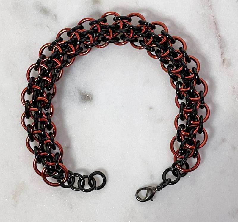 Dragonsteps Chainmaille Armband in Rostrot Und Schwarz von RedstoneSisDesigns