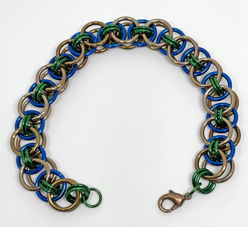 Helm Weave Chainmaille Armband in Bronze, Blau Und Grün von RedstoneSisDesigns