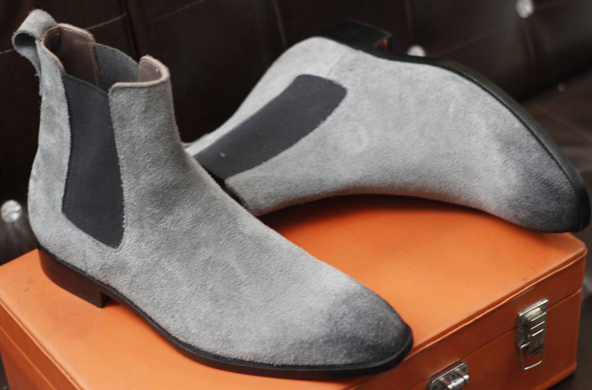 Neue Herren Handgemachte Formale Schuhe Grau Schattiertes Wildleder Pull On Ankle High Stylish Chelsea Boots von RedsunGB