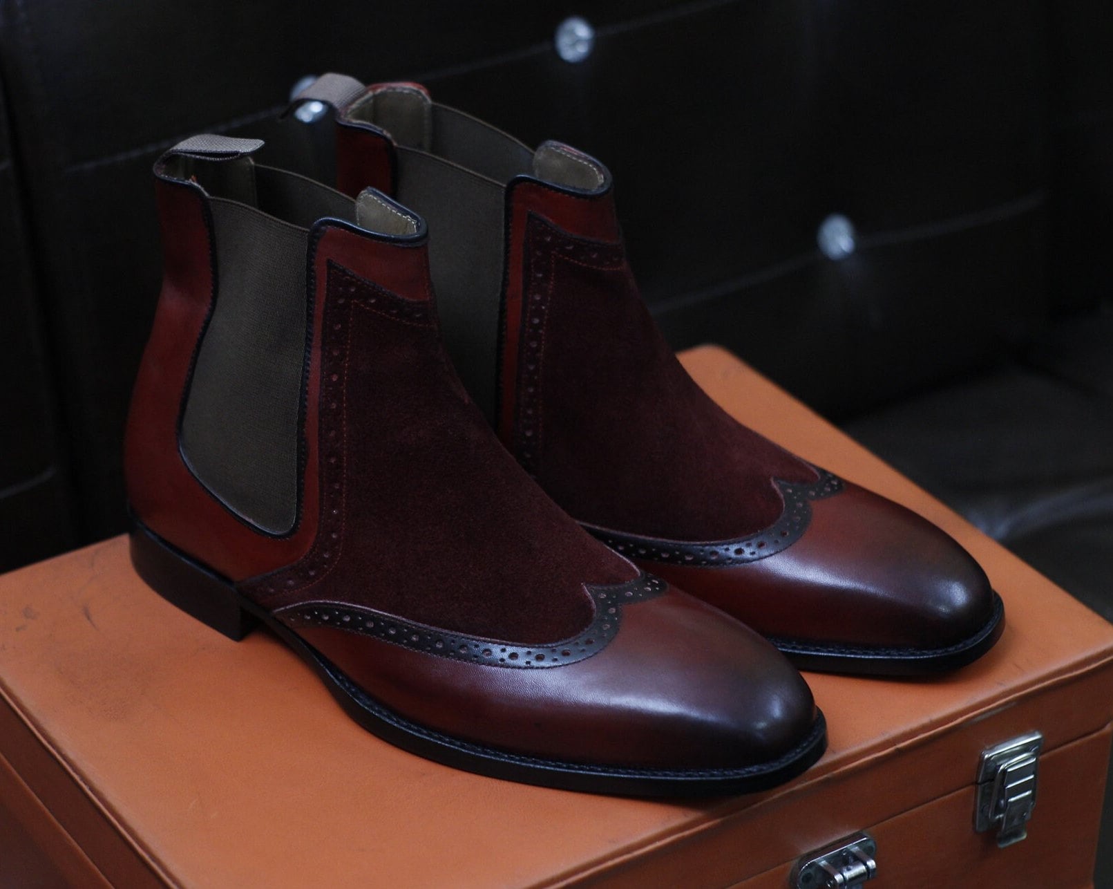 Neue Herren Handgemachte Formale Schuhe Maroon Leder & Wildleder Pull On Ankle High Styl Chelsea Wing Tip Boots von RedsunGB